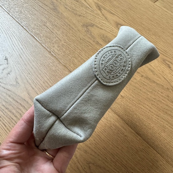 Roots Canada Small Leather Makeup Toiletry Pouch - Grey - Like New - Picture 7 of 10